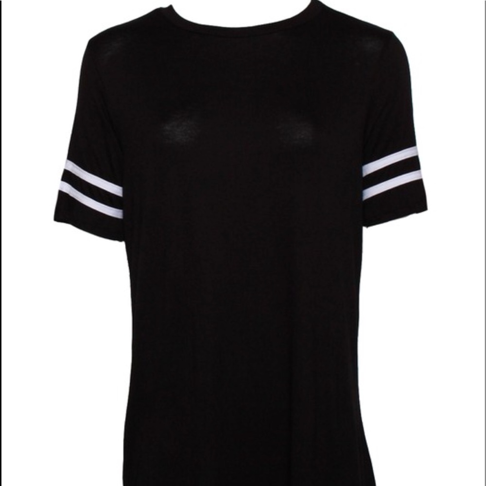 T-shirt black with white stripes on sleeves